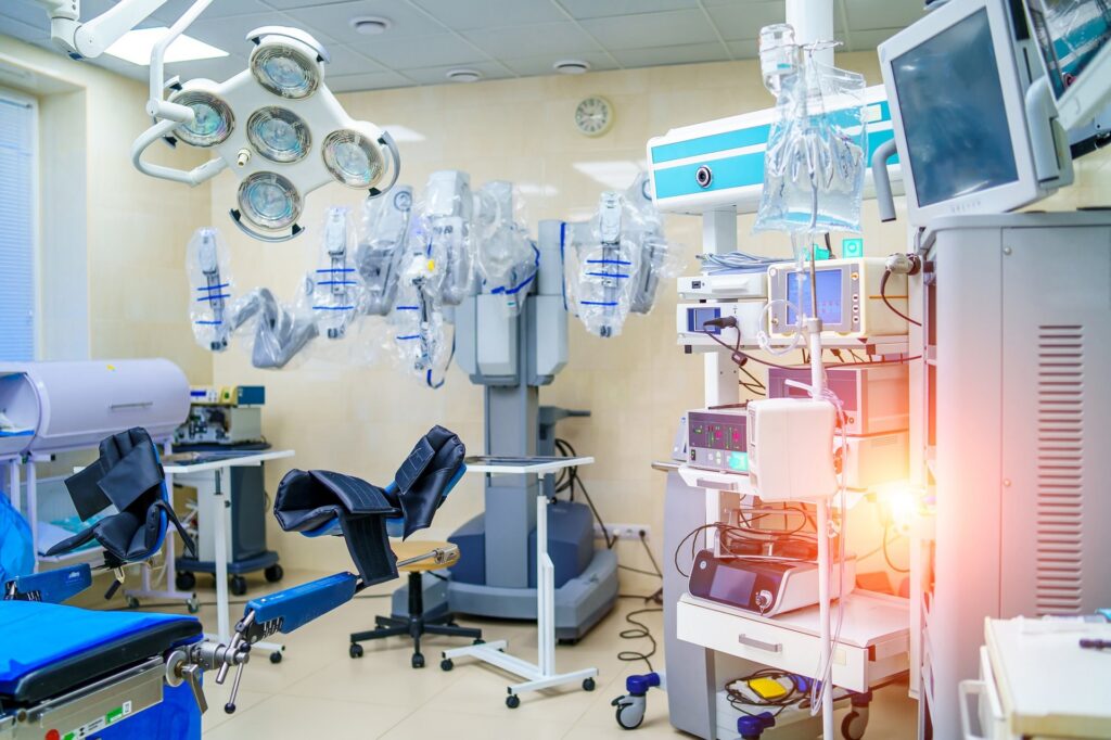 Sala de hospital equipada para el mantenimiento de equipos médicos, mostrando una variedad de dispositivos biomédicos avanzados