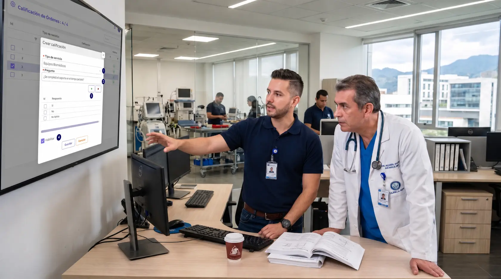 Ingeniero clínico explica a un médico una herramienta digital QS como ejemplo de comunicación asertiva con el personal médico.