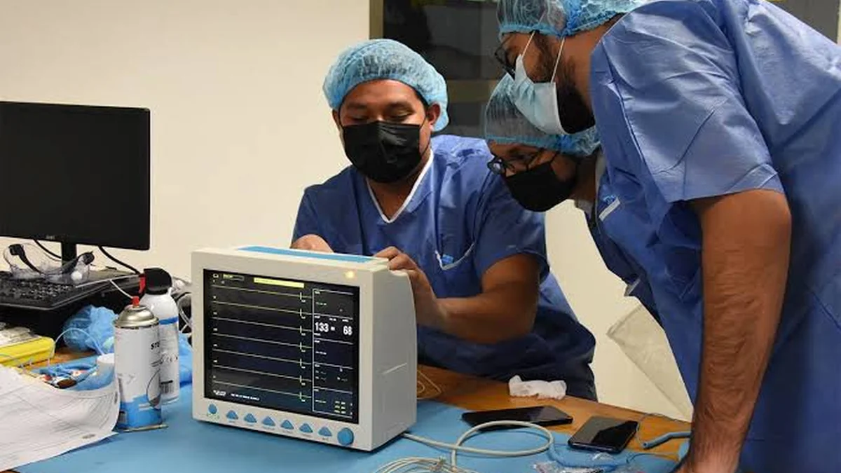 Ingenieros clinicos realizando pruebas tecnicas para cumplimiento de normativas ARCSA y ACESS