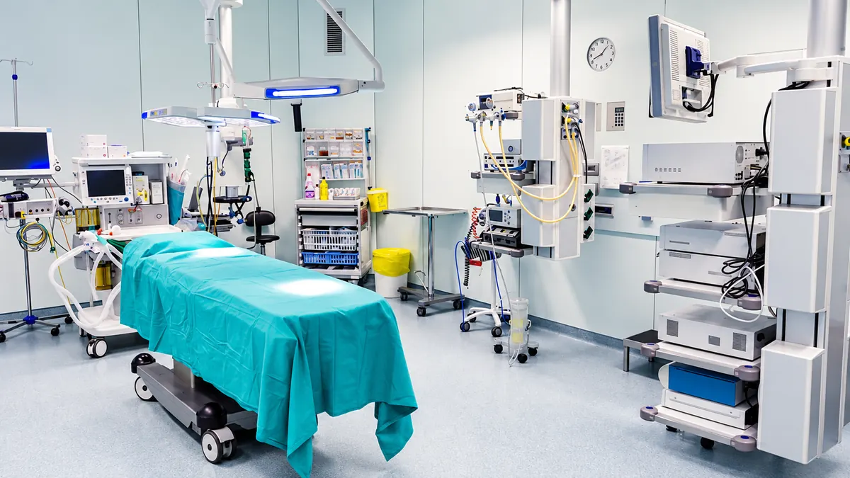 Quirofano equipado con sistemas medicos y sistema de potencia aislada hospital