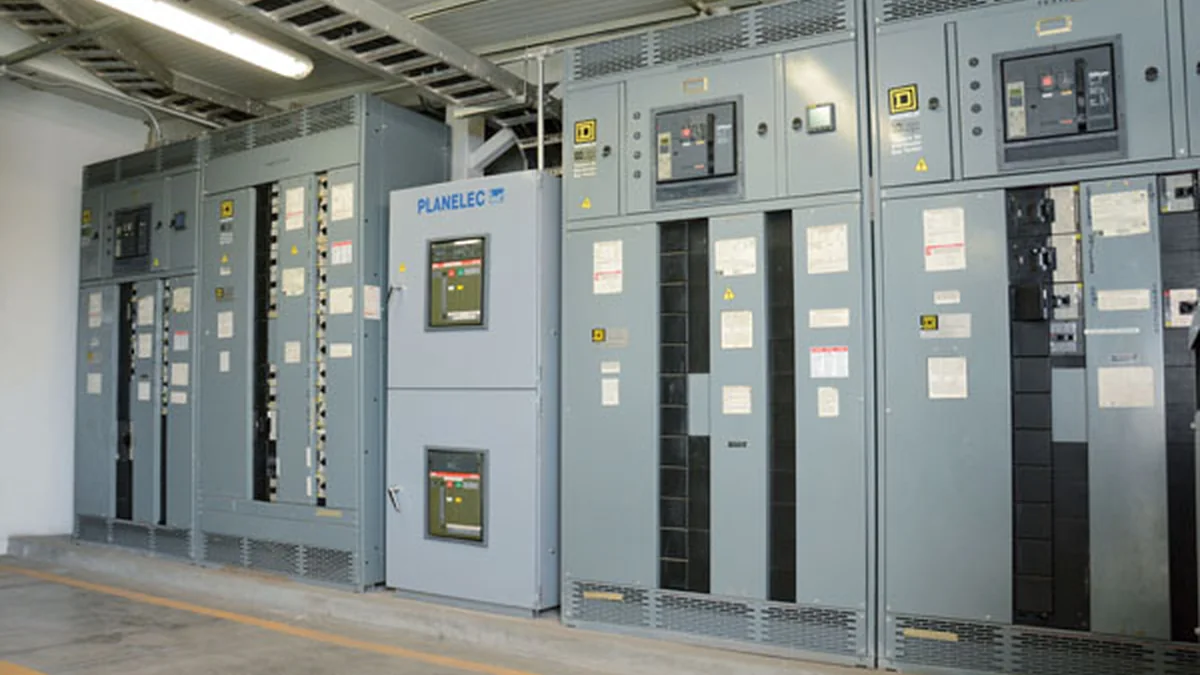 Cuarto electrico hospitalario con tableros de distribucion y sistema de potencia aislada