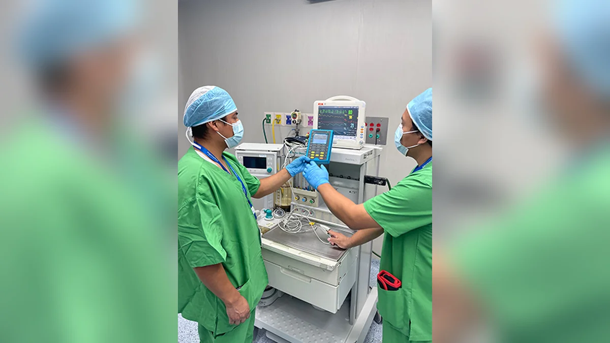 Personal medico e ingenieros clinicos revisando dispositivo medico para tecnovigilancia en Ecuador