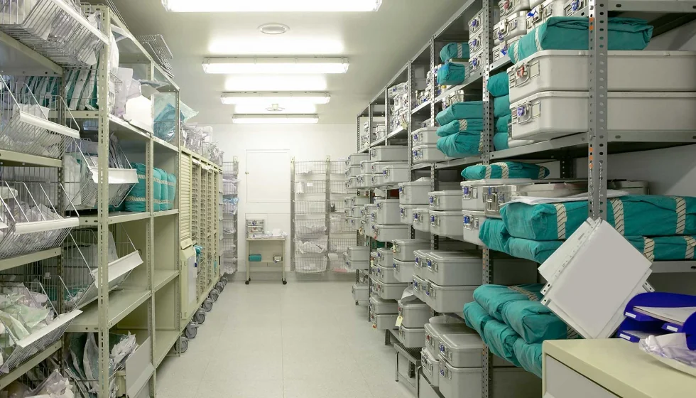 Almacenamiento y organización de equipos médicos dentro de una institución de salud